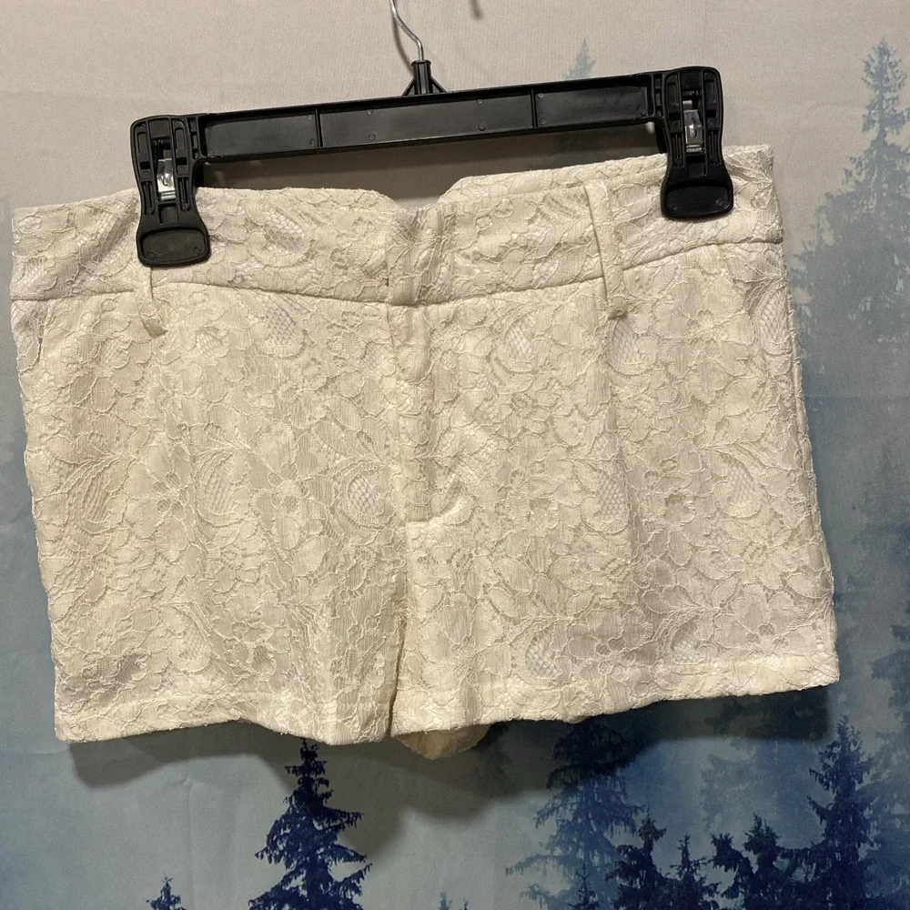 Sans Souci Women's White Floral Lace Shorts Size Medium